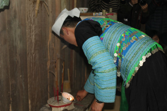 nhà bỏ mỡ lợn trong bát để ngọn lửa cháy trong 3 ngày Tết trên bàn thờ. Ảnh: Cao Thùy Liên